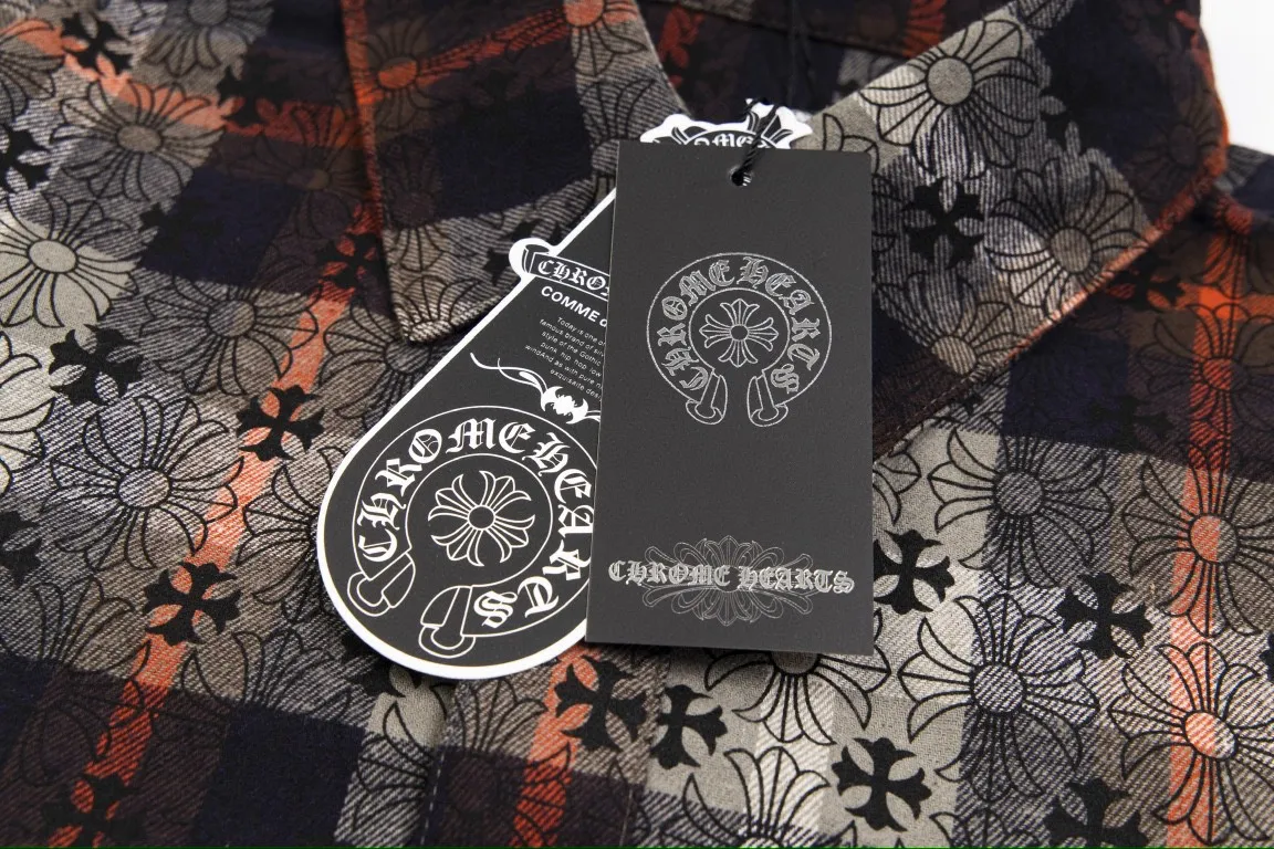 🅿️260 New: Style number: B132 Chrome Hearts classic cashew flower cross all-over printed jacquard long-sleeved casual shirt 1️⃣Customized original jacquard fabric, high-quality pure cotton jacquard plaid fabric, soft and comfortable to the touch, a very high-quality fabric! 2️⃣The details of the workmanship are perfectly controlled. The lining is made of vest hemming, and the cuffs are made of double cross leather labels. It is different from the ordinary version. The collar is also designed with interlining, which shows high-end fashion and personality. The style is fashionable, simple and elegant, and it is a very versatile jacket! 4⃣️Complete accessories, all customized with original versions! Same style for men and women Color: Cashew Red Size: S, M, L, XL